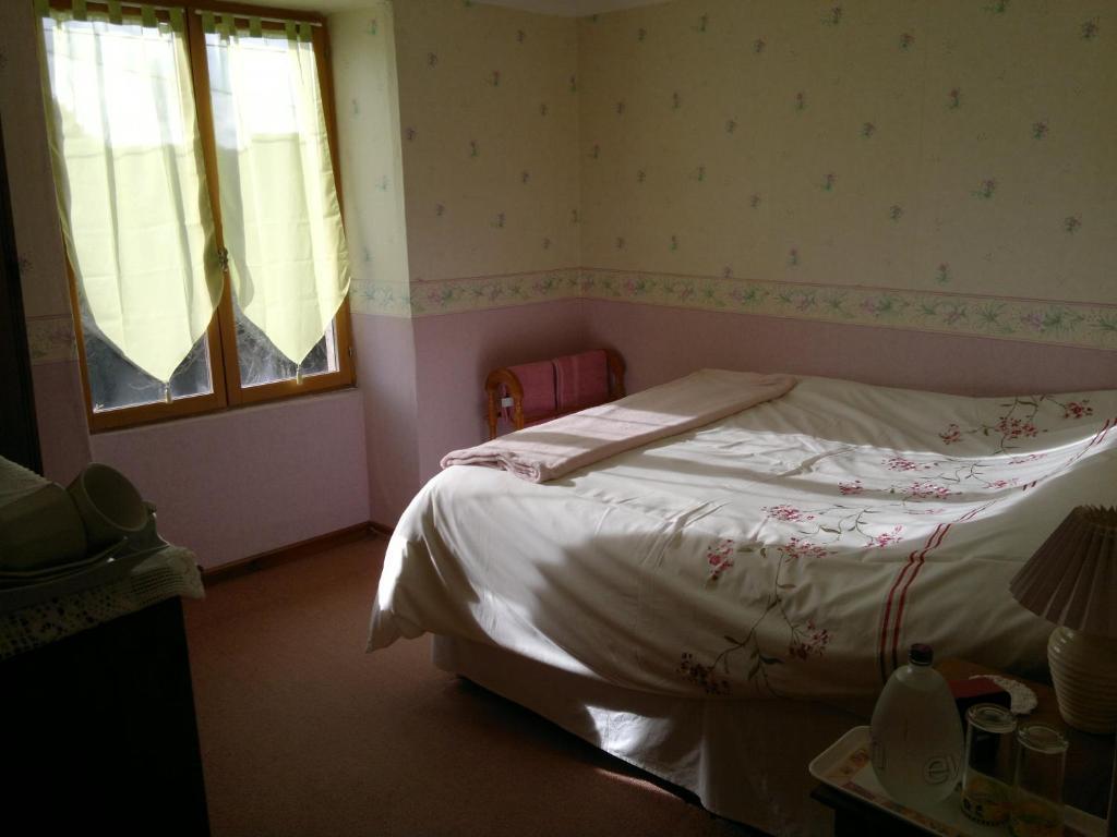 La Maison Jaune Bed and Breakfast Bouresse Habitación foto