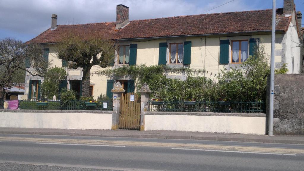La Maison Jaune Bed and Breakfast Bouresse Exterior foto